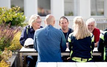 Ett gäng Ringhals-medarbetare kring ett bord utomhus