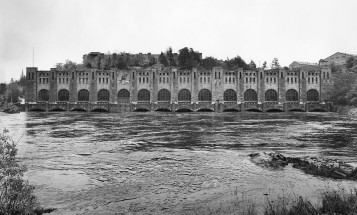 Historiskt fotografi av ett vattenkraftverk