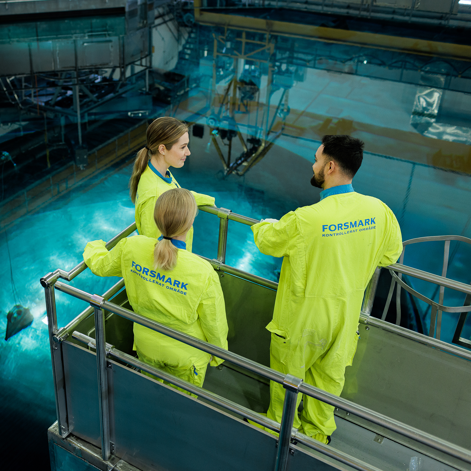 Tre medarbetare i  en reaktorhall på Forsmark